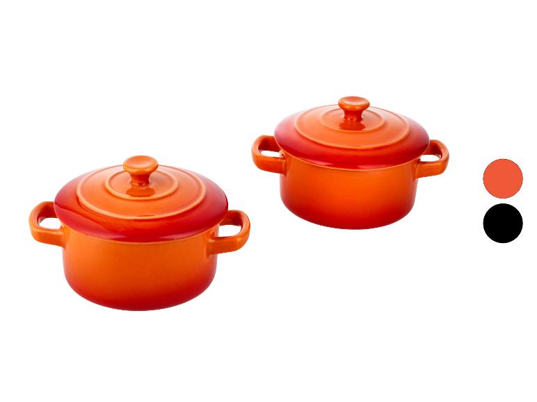 Deux mini-casseroles en céramique orange avec couvercles, avec des échantillons de couleur à droite.