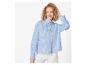 Chemise rayée bleu clair et pantalon blanc.