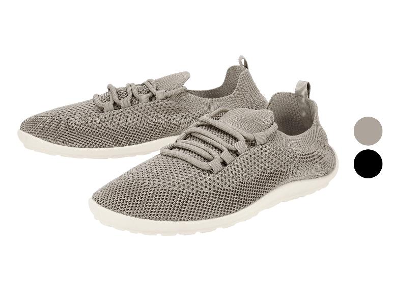 Une paire de chaussures de sport grises en maille avec des semelles blanches, avec des échantillons de couleur grise et noire.