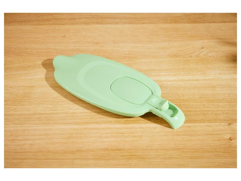 Couvercle de carafe vert menthe sur surface en bois.