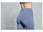 Leggings bleues moulantes avec le logo Alo Yoga.
