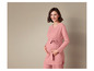 Une femme enceinte portant une robe en tricot rose.