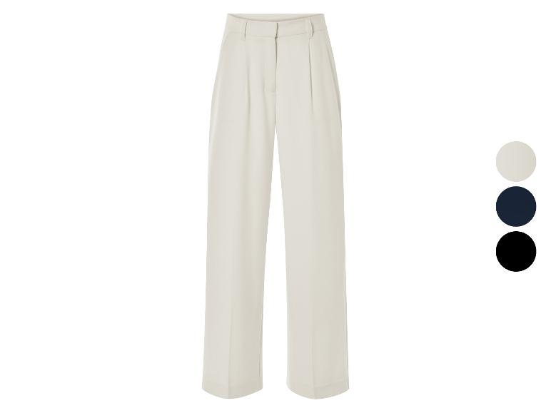 Pantalon beige à jambes larges.
