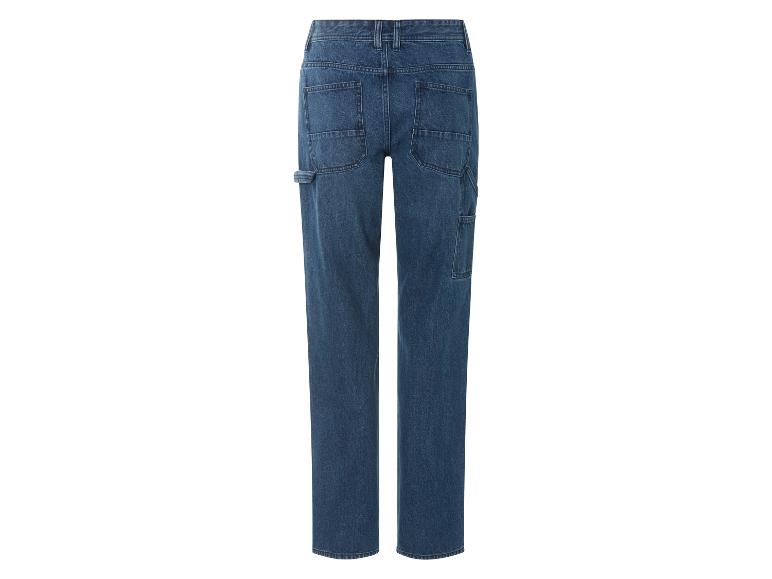 Un jean bleu avec des poches pour outils.