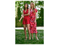 Deux femmes dans une combinaison rouge et une robe rose à fleurs, debout dans un jardin vert.
