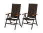 Deux chaises de jardin pliantes en rotin marron avec accoudoirs en bois.