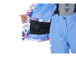 Veste de ski colorée et pantalon de ski bleu avec bretelles, montrant la poche intérieure.
