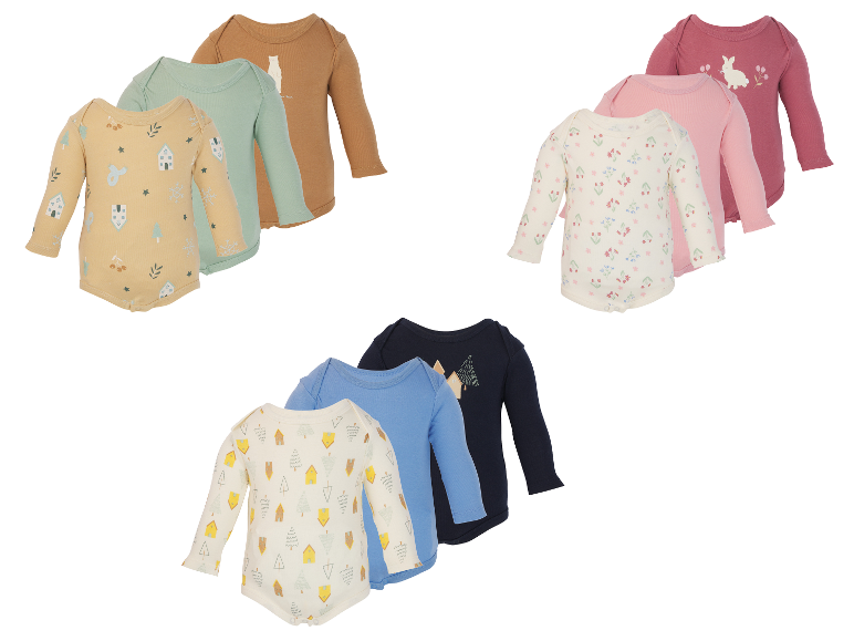 Ensemble de bodies bébé à manches longues de différentes couleurs et motifs, incluant ours, lapins et maisons.