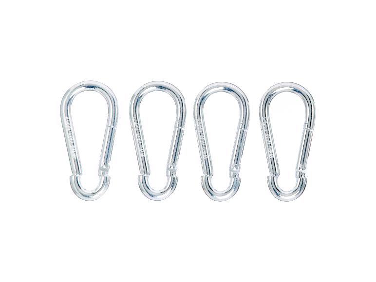 Quatre mousquetons métalliques de couleur argentée.