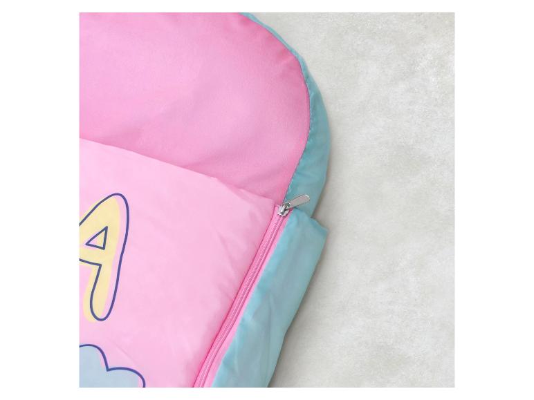 Sac de couchage rose avec fermeture éclair et bordure bleu clair, avec une lettre 'A' jaune et un nuage bleu.