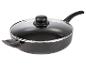 Une casserole noire avec un couvercle en verre