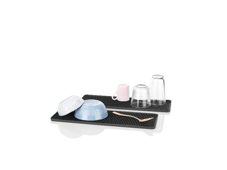 Deux tapis de séchage noirs avec deux bols, deux verres et une cuillère.