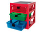 Rangement rouge avec trois tiroirs pour les briques LEGO.