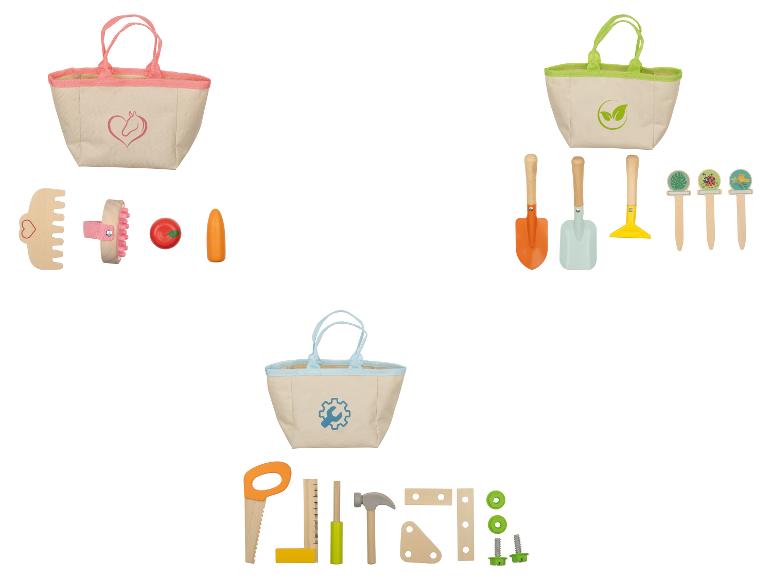 Trois ensembles de jouets avec des sacs : chevaux, jardinage et outils.