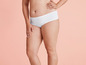 Un slip blanc sur une femme, visible jusqu'aux genoux.