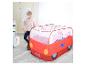 Fille jouant avec une tente de jeu rouge en forme de voiture Peppa Pig.