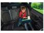 Enfant utilisant un organisateur de siège auto.