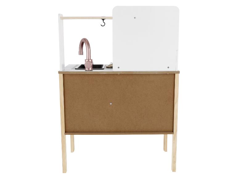 Évier de jeu en bois avec robinet rose et accessoires.