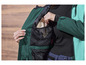 Une veste verte avec une poche en filet à l'intérieur.