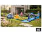 Enfants jouant dans le jardin avec toboggan aquatique, arroseur étoile de mer et pataugeoire. [image générée par l'IA]