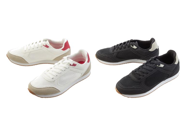 Des baskets blanches et noires à lacets
