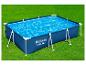Piscine rectangulaire hors-sol bleue avec cadre en acier sur herbe verte.