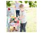 Enfants jouant avec un barbecue jouet et de la nourriture en feutre à l'extérieur.