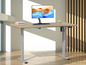 Un bureau en bois avec une hauteur réglable et un bras pour moniteur.