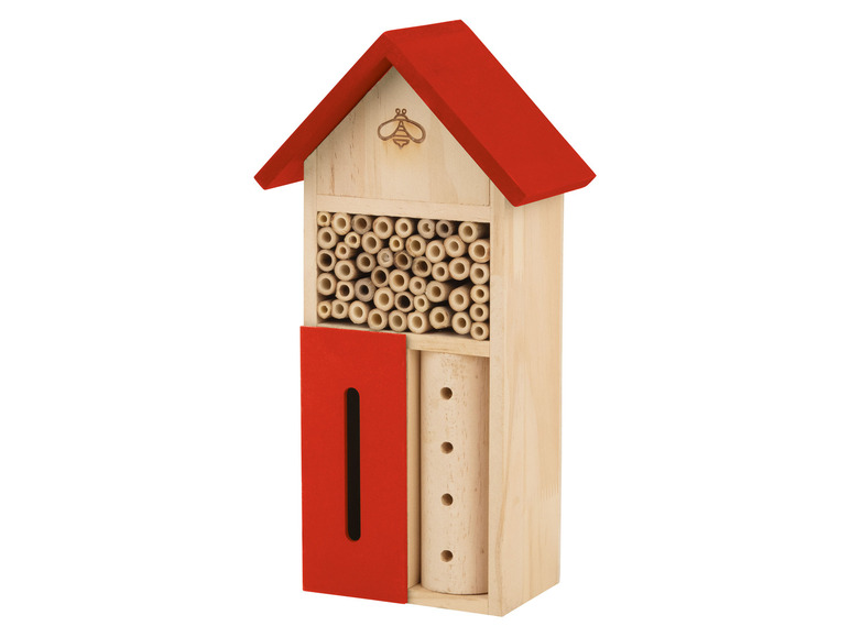 Un hôtel à insectes en bois avec un toit rouge et des pailles pour les abeilles sauvages.