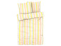 Une couette rayée avec des taies d'oreiller assorties.