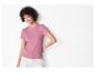 Une femme porte un t-shirt rose à manches courtes.