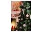 Sapin de Noël avec des ornements roses et argentés devant une cheminée avec des bougies rouges.