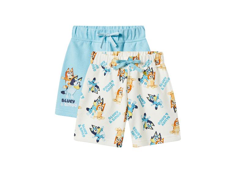 Deux paires de shorts pour enfants, un bleu clair et un blanc avec imprimé Bluey et Bingo.