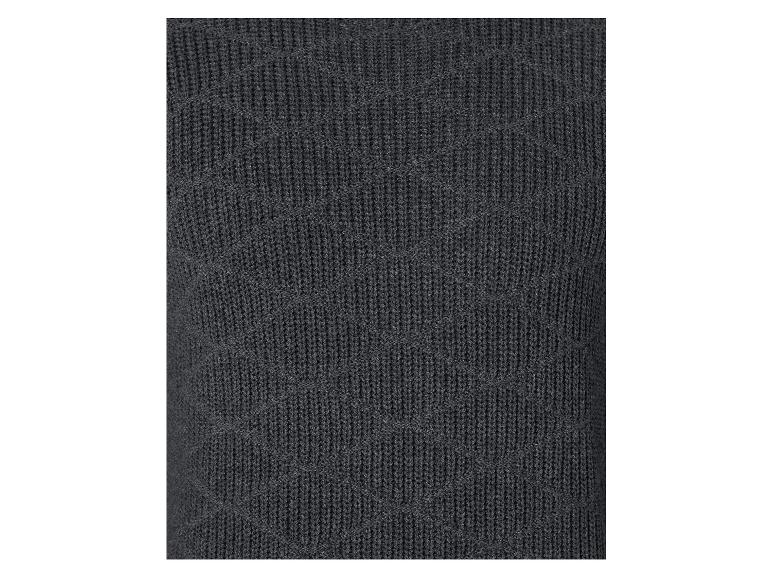 Un pull gris en tricot avec un motif en losange.