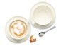 Une tasse de cappuccino avec un biscuit et une cuillère