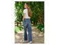 Jeans et t-shirt blanc décontractés portés en extérieur.