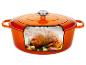Cocotte en fonte orange avec poulet rôti, ail et herbes.