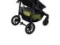 Poussette noire avec panier et accessoires pour bébé.