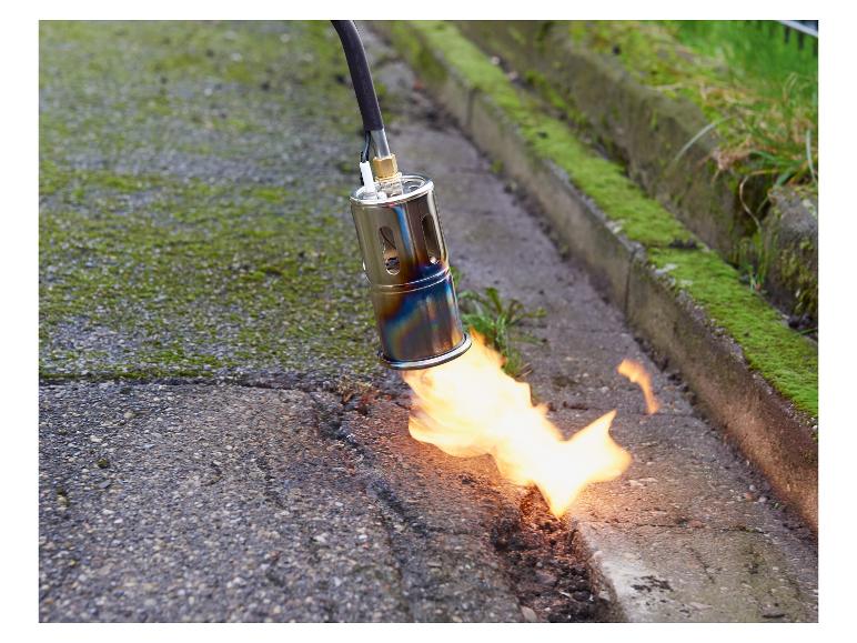 Un chalumeau à gaz est utilisé pour réparer une fissure dans le trottoir.