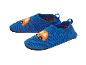 Chaussons bleus pour enfants avec motif voiture et semelle antidérapante.