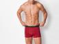 Un homme portant un boxer rouge avec une bande noire.
