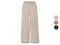 Pantalons amples en tissu léger, disponibles en beige, camel et marine.