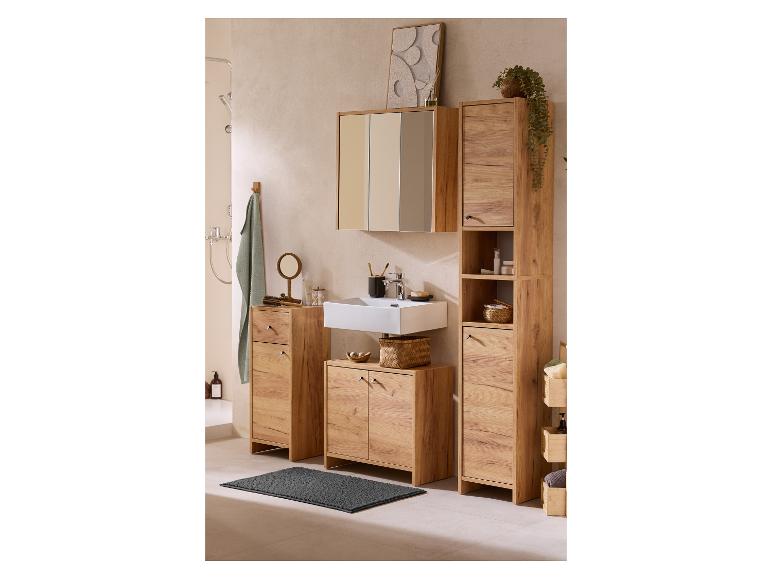 Salle de bain avec meubles en bois, lavabo, miroir et douche.