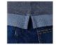 Polo bleu marine et jeans.