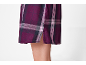 Robe à carreaux violette avec fente latérale, révélant une partie de la jambe.