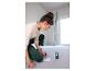 Une femme en combinaison utilise un télémètre laser Bosch et note les mesures.