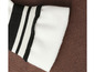 Gros plan sur une manche de chemise blanche avec des rayures noires.