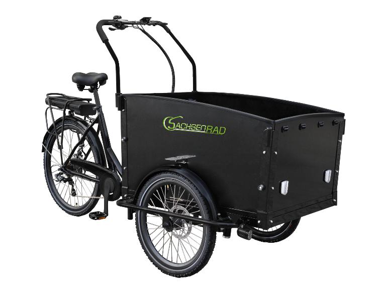 Vélo cargo noir à trois roues avec une grande boîte à l'avant et une partie vélo à l'arrière.