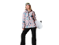 Femme en veste de snowboard rose et bleue, pantalon noir et lunettes, tenant un snowboard.