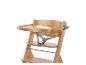 Chaise haute en bois clair avec plateau et harnais de sécurité gris.